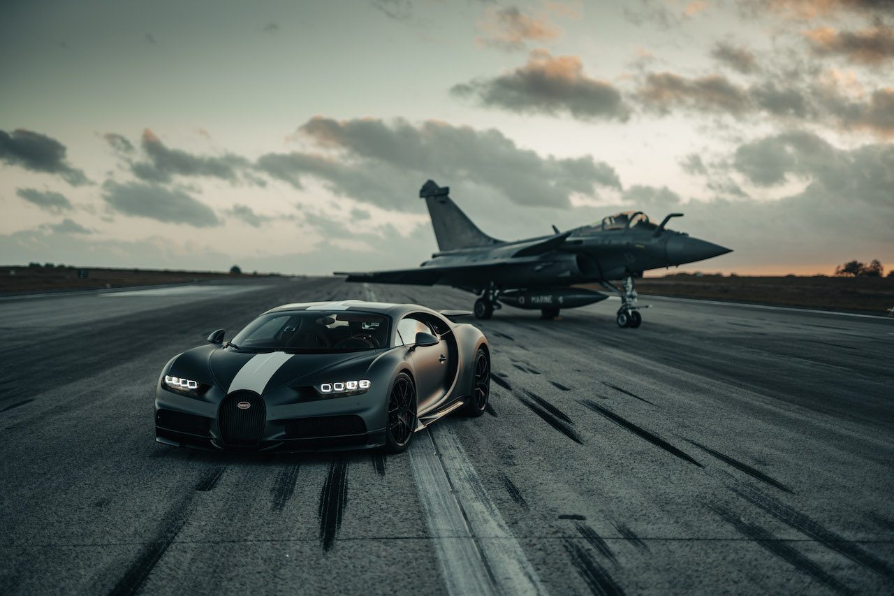 Video: Bugatti Chiron vs. straaljager, wat is sneller?