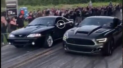 Tweemaal Ford Mustang die het tegen elkaar opnemen. De uitkomst kun je al raden, al heeft deze video een bijzondere twist.