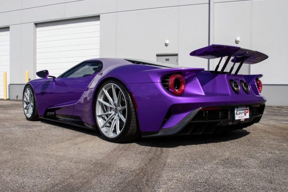 Paarse Ford GT