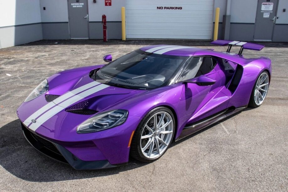 Paarse Ford GT