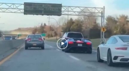 Video: overige verkeer plaagt supercar