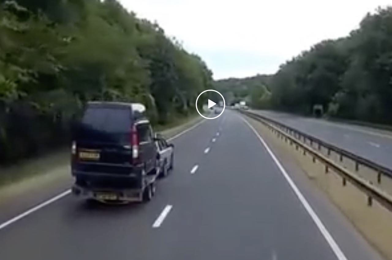 Video: een auto transporteren, zo moet het niet