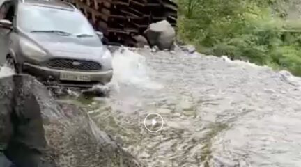 Video: een waterval oversteken, lukt dat of niet?