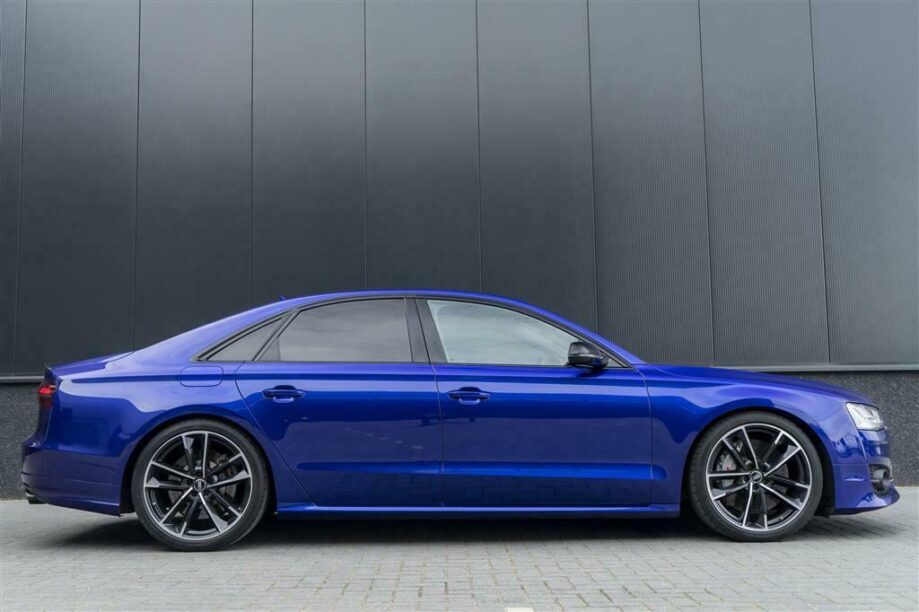 Blauwe Audi S8 Plus