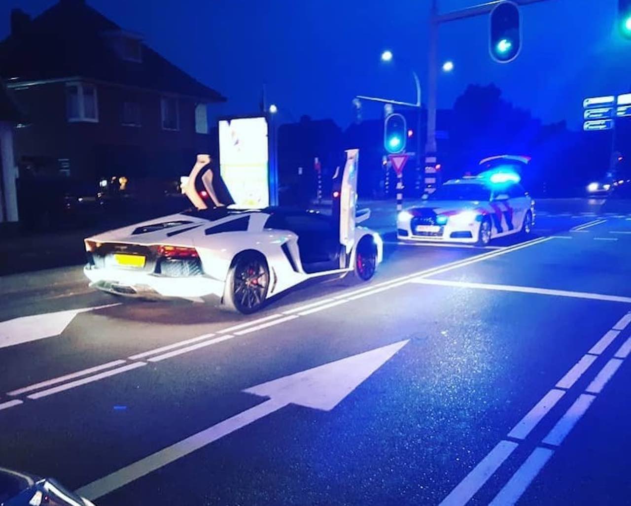 Politie in Twente zet racende Aventador aan de kant
