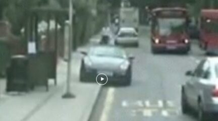 Video: Porsche bij bushokje, buschauffeur is boos