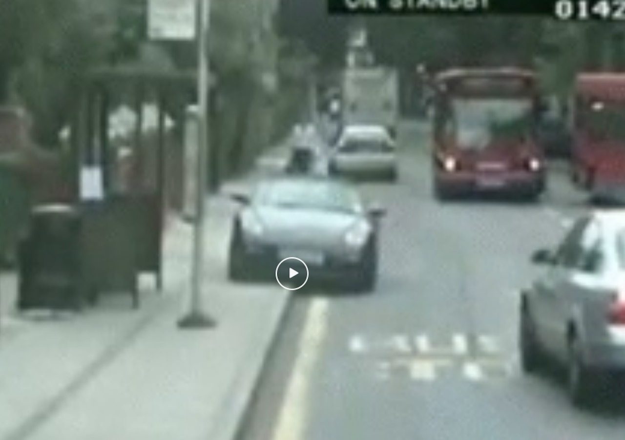 Video: Porsche bij bushokje, buschauffeur is boos