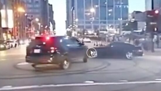 Video: Mustang-rijder heeft lak aan de politie