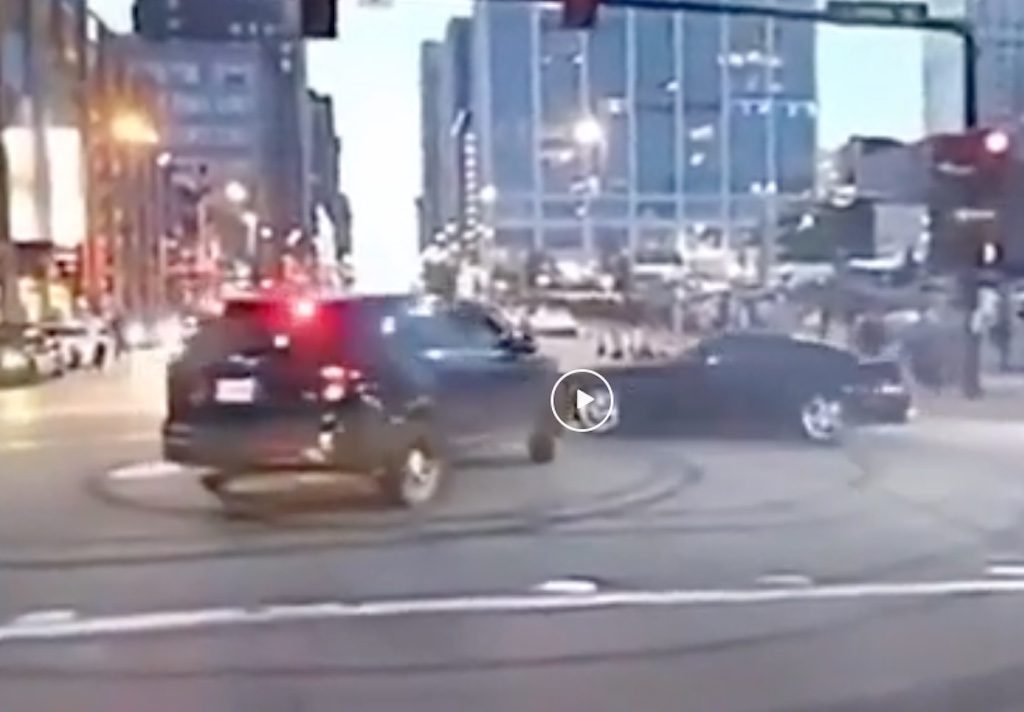 Video: Mustang-rijder heeft lak aan de politie