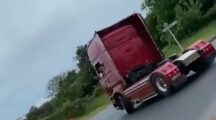 Video: Scania V8 drift op een rotonde