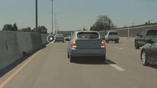Video: opeens stoppen op de snelweg