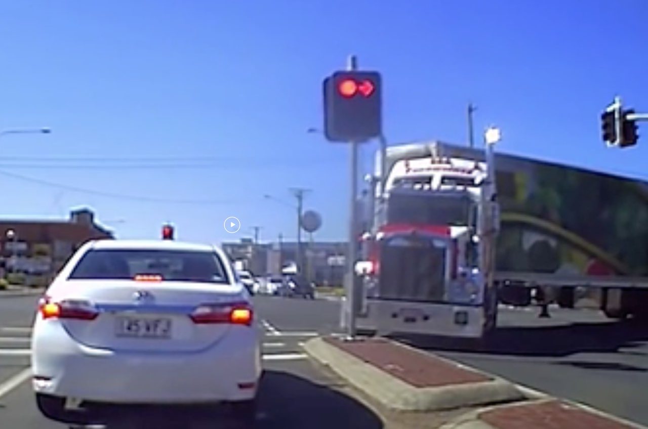Video: deze chauffeur heeft niet de beste inzicht..