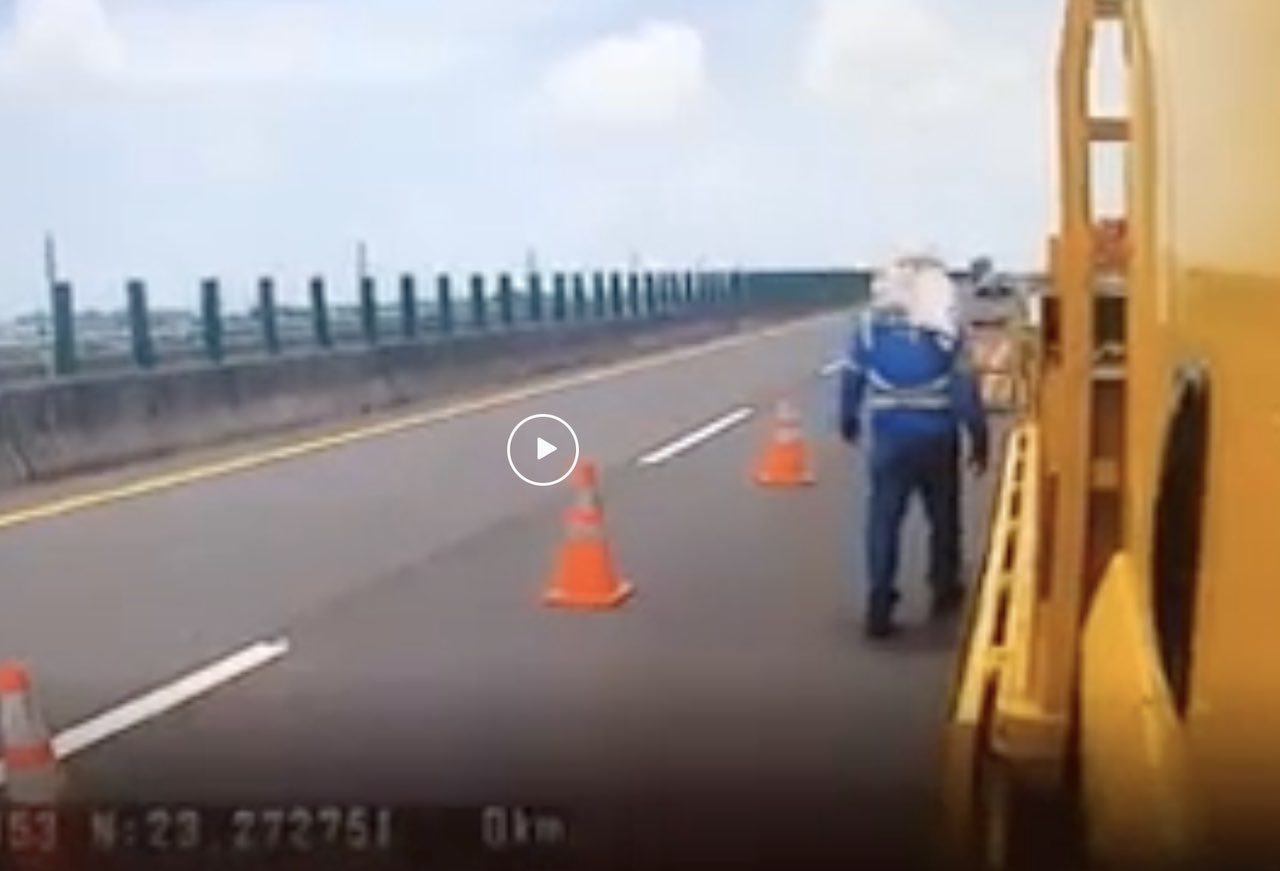 Video: wegwerker heeft een schone onderbroek nodig