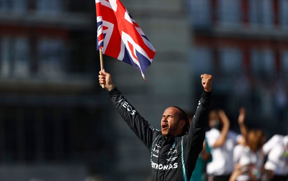 Zonder rode vlag had Lewis Hamilton ook niet uitzinnig met een Britse vlag kunnen zwaaien.