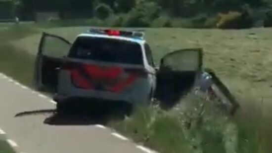 Video: Politie beukt gestolen auto in de sloot