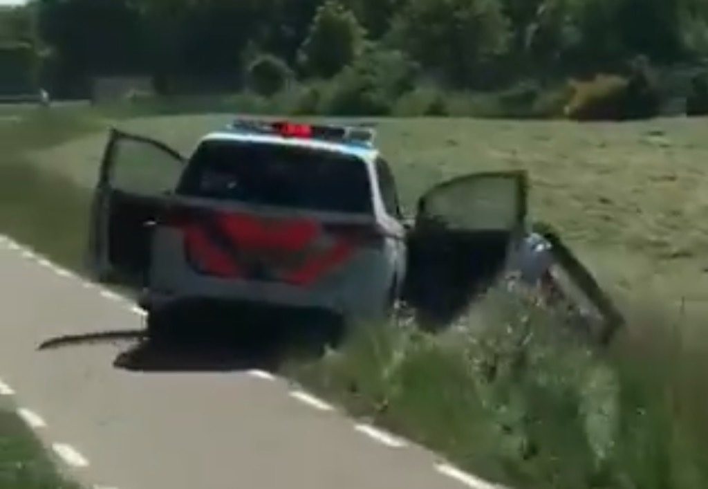 Video: Politie beukt gestolen auto in de sloot
