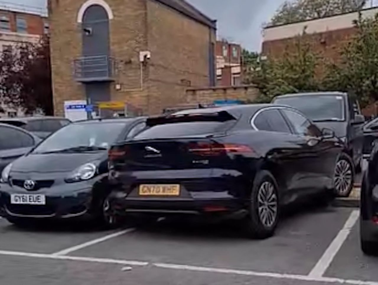 Video: Jaguar I-PACE parkeren is echt heel moeilijk