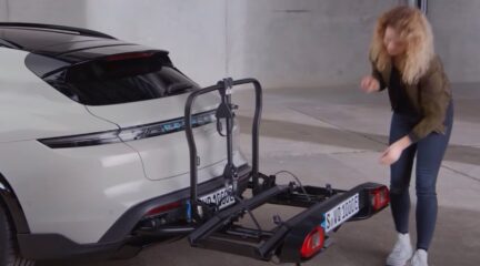 Video: zo zet je een fiets achterop de Porsche Taycan