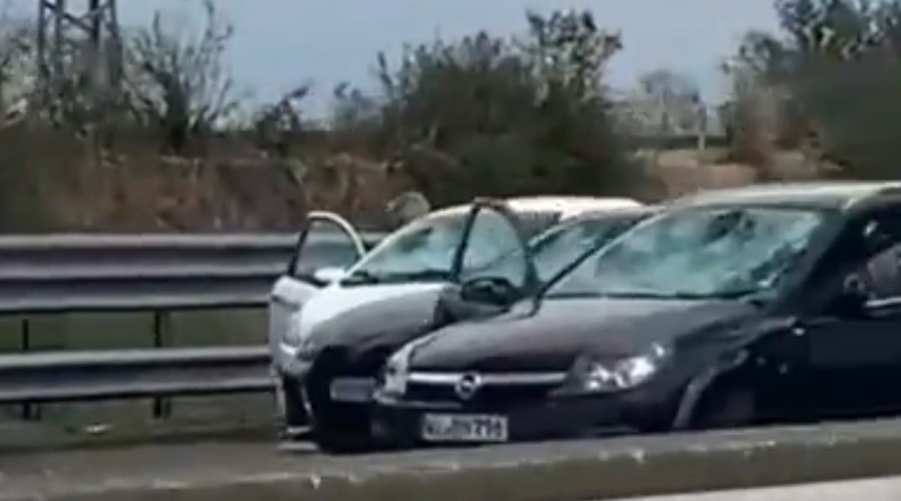 Video: bizarre hagelbui sloopt tientallen auto's