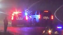 Video: automobilist wil door op afgesloten weg, politie grijpt hard in