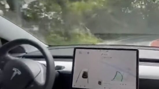 Video: Tesla Model 3 test autopilot op bochtige weg, gaat fout
