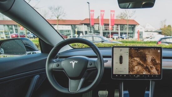 Zelf rijdende Tesla nu ook in de bebouwde kom [video]