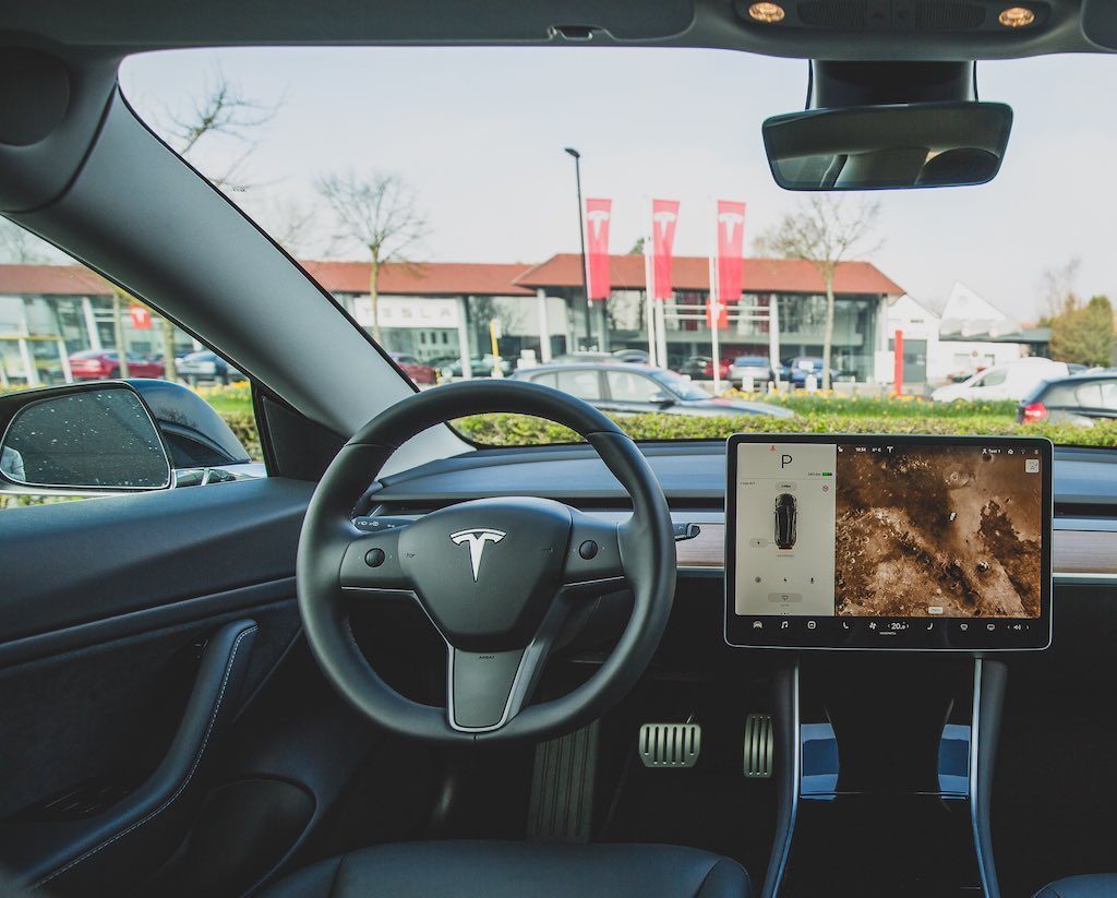 Zelf rijdende Tesla nu ook in de bebouwde kom [video]