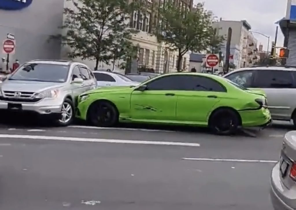 Video: Automobilist in Mercedes E-klasse richt ravage aan