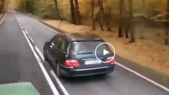 Video: automobilist in Mercedes E-klasse doet vervelend