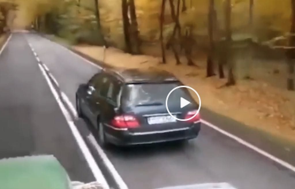 Video: automobilist in Mercedes E-klasse doet vervelend
