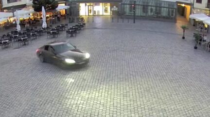 Mercedes draait donuts op terras in Turnhout [video]