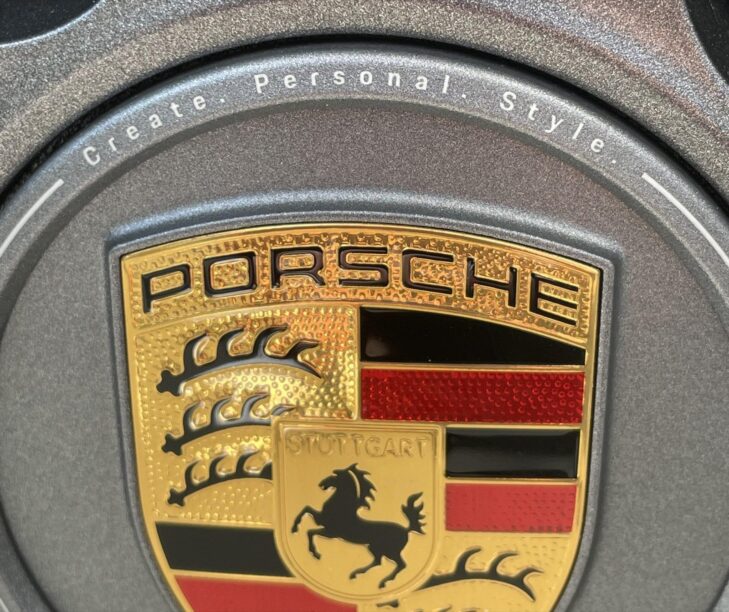 Koffiebruine Porsche Taycan