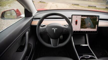 Tesla trekt Full Self Driving beta 10.3 terug door problemen