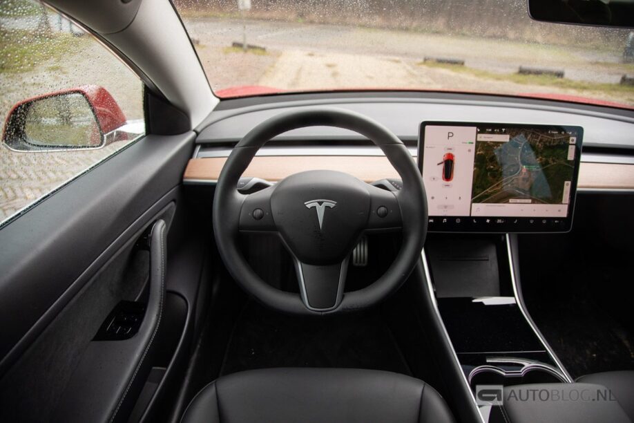 Tesla trekt Full Self Driving beta 10.3 terug door problemen