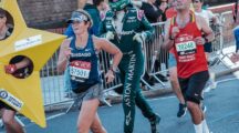 Man loopt marathon in pak en helm van Lance Stroll
