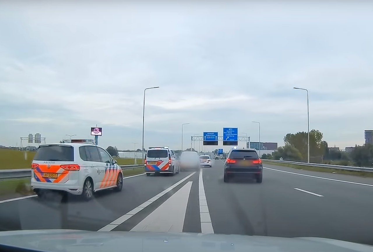 Video: Politie in snel interventie voertuig dwingt auto tot stoppen