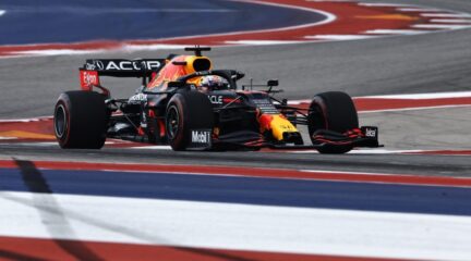 In deze uitgebreide video van Red Bull Racing blikt men met Max en Checo terug op de GP van Austin.