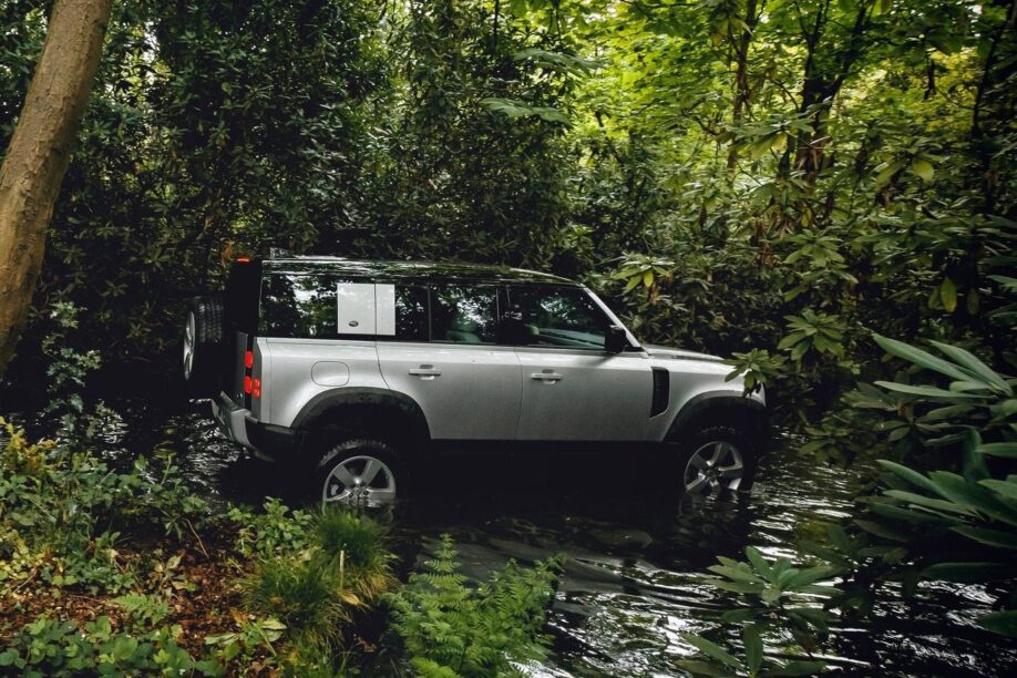 Land Rover krijgt kritiek vanwege een reclame met een Defender in een bos