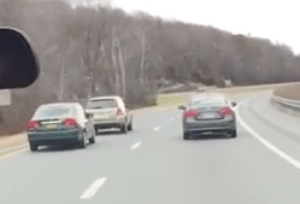 Video: automobilist wil auto rammen, gaat zelf nat