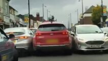 Video: Kia ramt andere auto's tijdens politieachtervolging