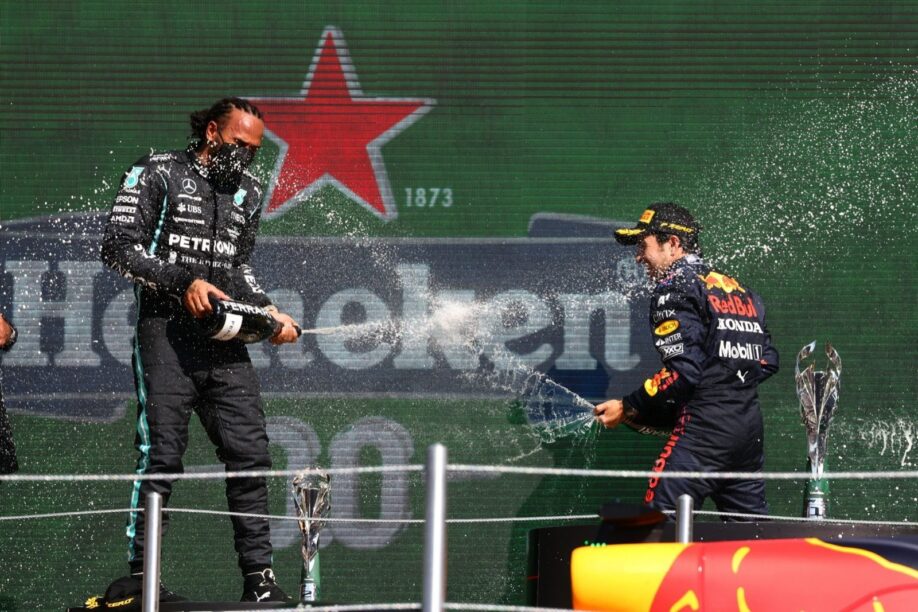 Lewis Hamilton voelt de bui