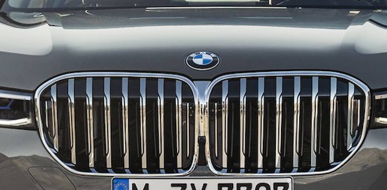 Video: vernieuwde BMW 7 Serie doet rondje circuit