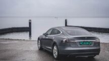 Man blaast Tesla Model S uit onvrede op