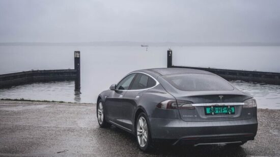 Man blaast Tesla Model S uit onvrede op