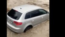 Audi A3-rijder denkt rivier te kunnen oversteken