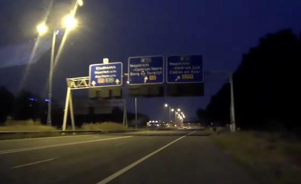 Video: politie haalt zonder drama gestolen auto van de weg