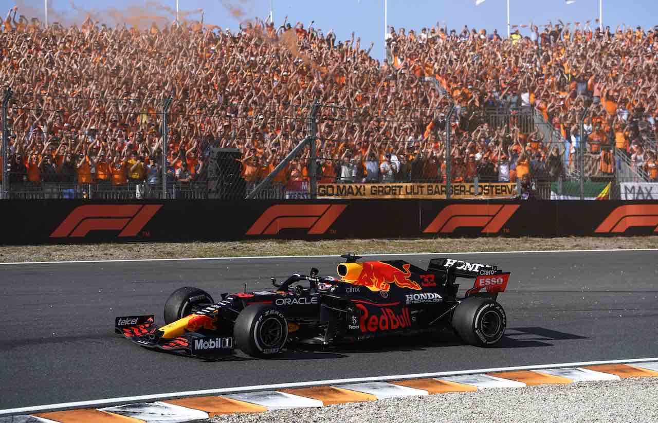 Oranje tribune voor Max Verstappen in Abu Dhabi