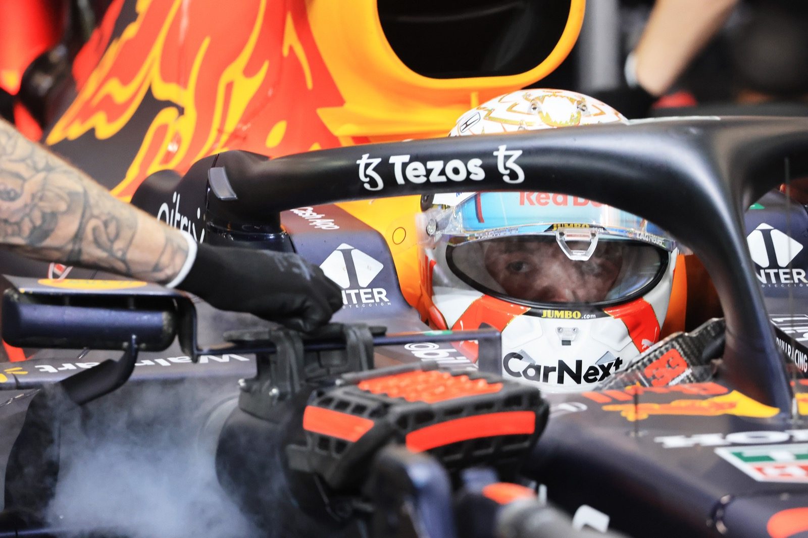 Hamilton en Mercedes pesten Verstappen