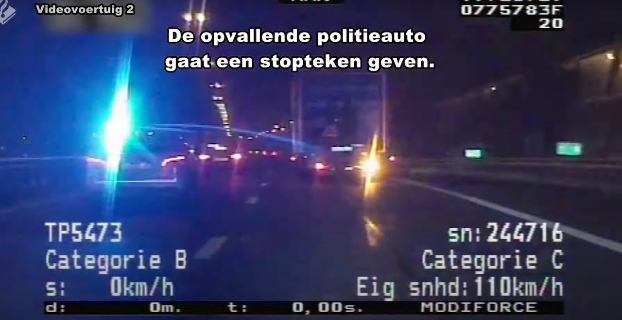 Video: Politie haalt 2 gestolen auto's van de weg bij achtervolging