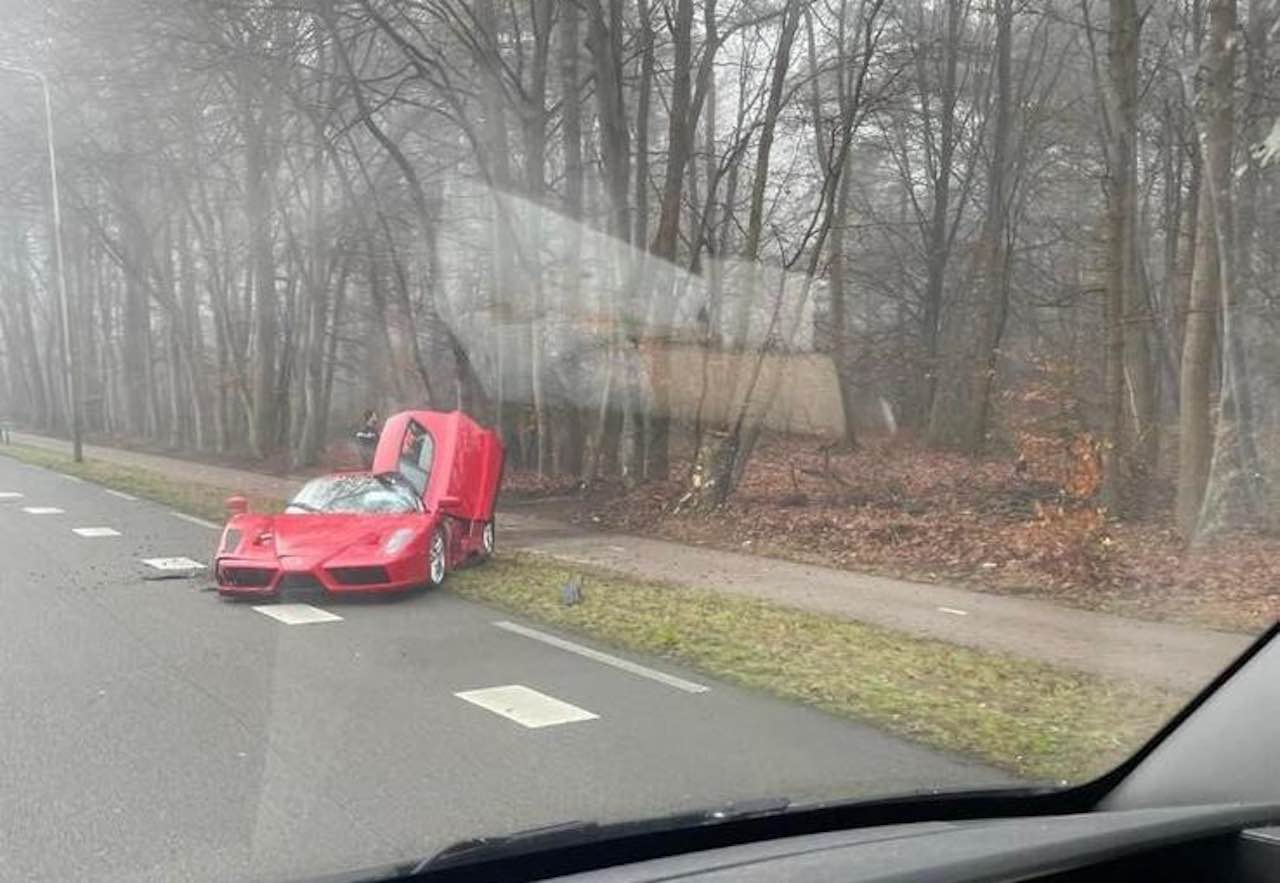 Video: Ferrari Enzo crasht in Baarn